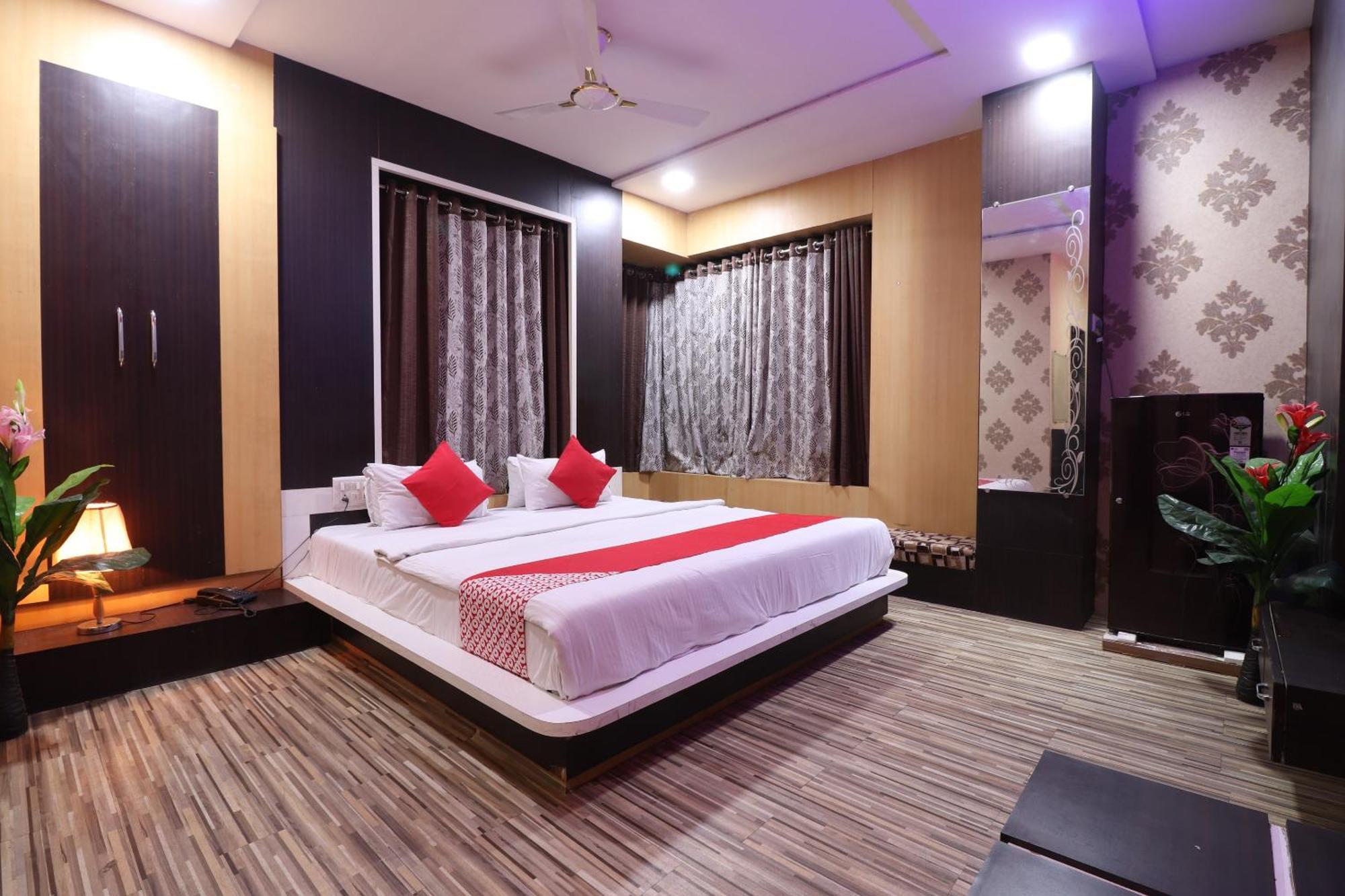 Hotel O Shri Sai Niwara Lodge Dhule Kültér fotó