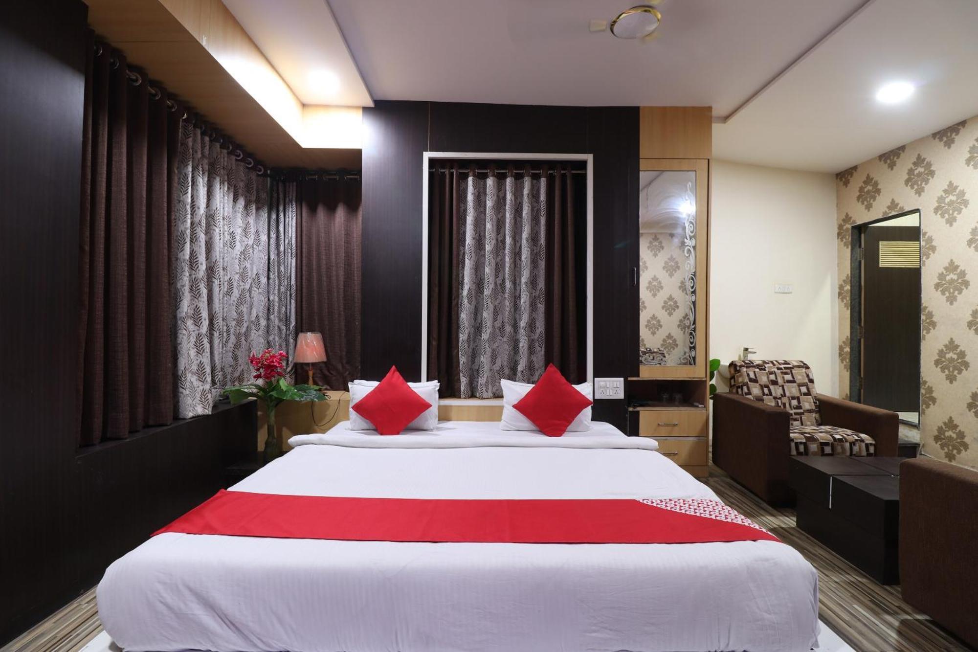 Hotel O Shri Sai Niwara Lodge Dhule Kültér fotó